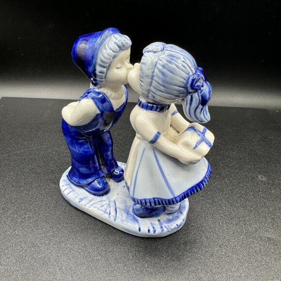 Vintage Delft Blue Kissing Dutch Couple Figurine 4.5" Holland Pottery - Picture 3 of 12